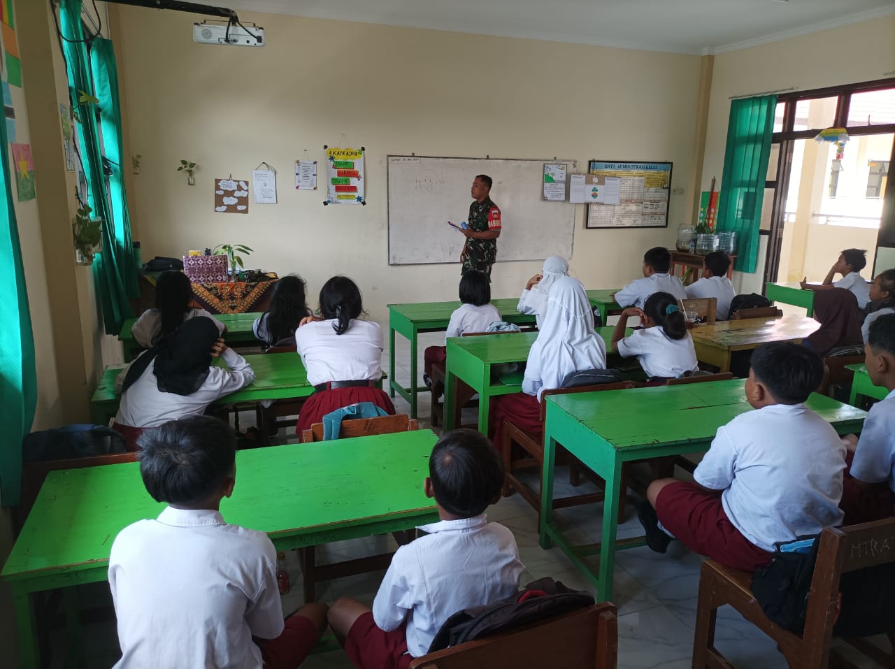 Peduli Pendidikan, Babinsa Koramil 05/Pasar Kliwon Terjun Ke Sekolah Berikan Motivasi Semangat Belajar