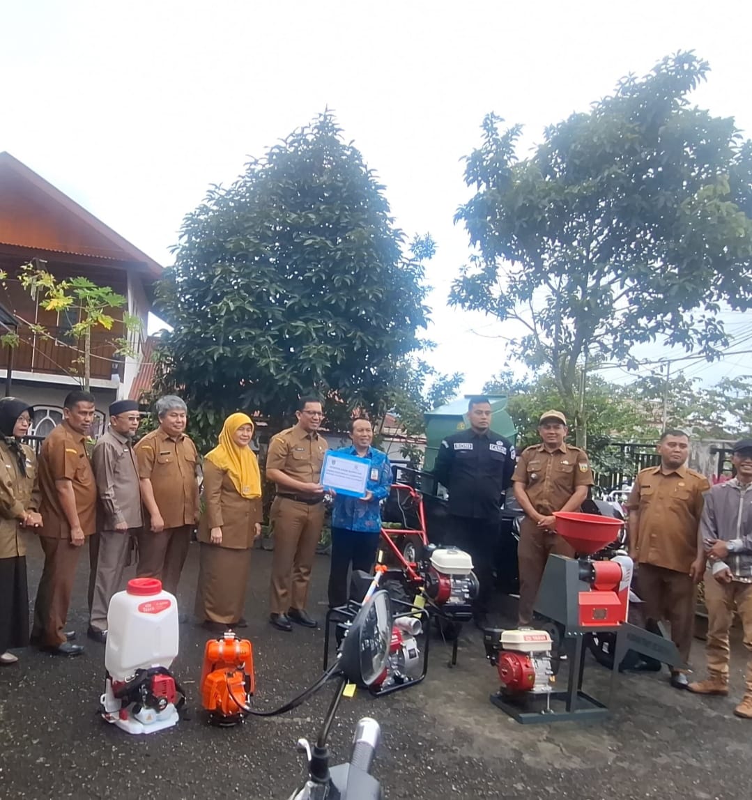 Bank Indonesia Cabang Kota Padang, Serahkan Bantuan Alat dan Mesin Alsintan Kepada Kelompok Tani Jalan Baru Kelurahan Kampung Manggis