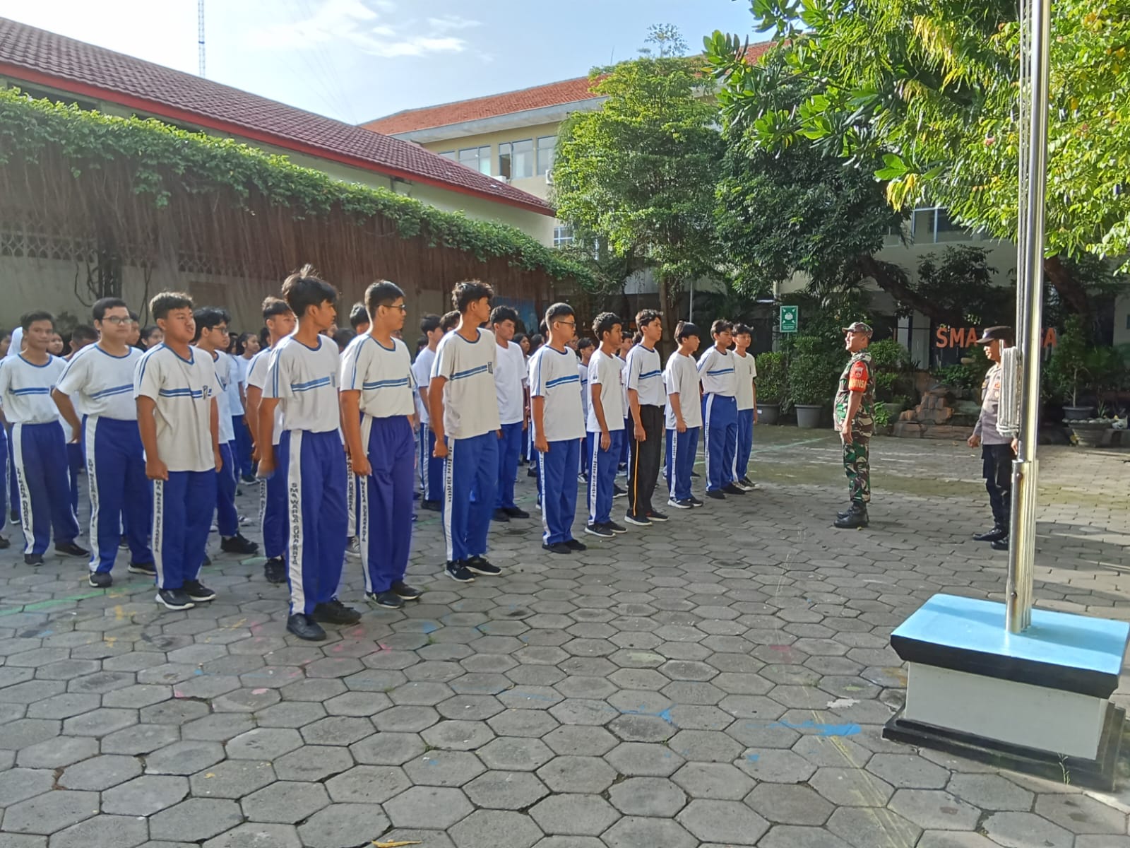 Tingkatkan Kemampuan Dan Kedisiplinan Siswa, Babinsa Tegalharjo Berikan Arahan Dan Pelatihan PBB di SMA WARGA