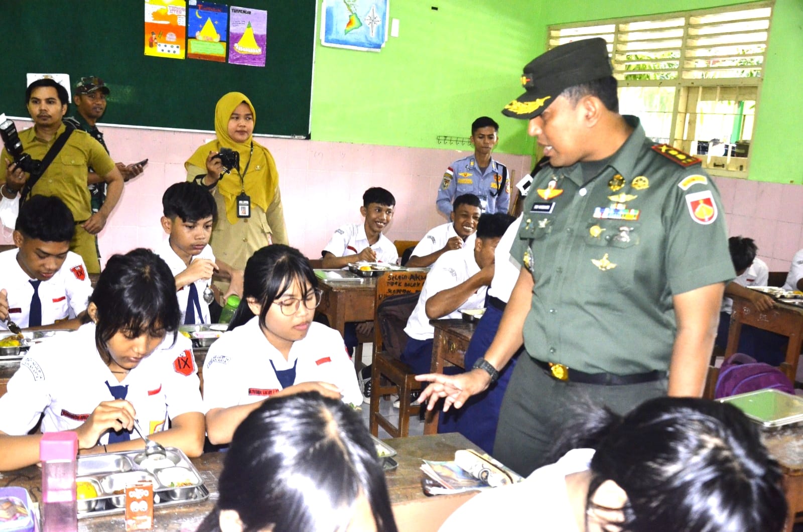 Sukseskan Program Pemerintah, Kodim 0735/Surakarta Bantu Distribusikan Makanan Bergizi Gratis di Kota Solo