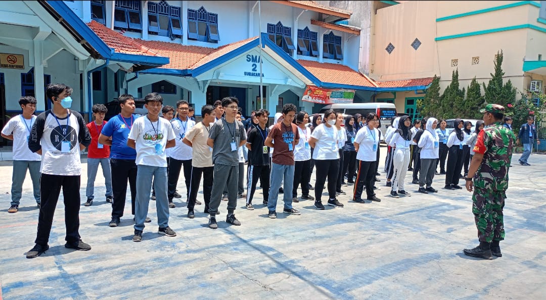 Babinsa Kelurahan Gilingan Tanamkan Disiplin Kepada Siswa – Siswi SMAN 2 Surakarta Dengan Latihan PBB