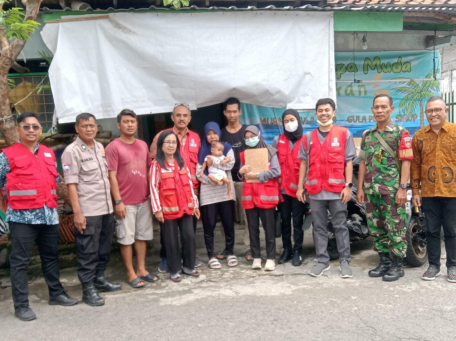 Gerak Cepat, Babinsa Sondakan Dampingi PMI Sambangi Warga Yang Terkena Musibah