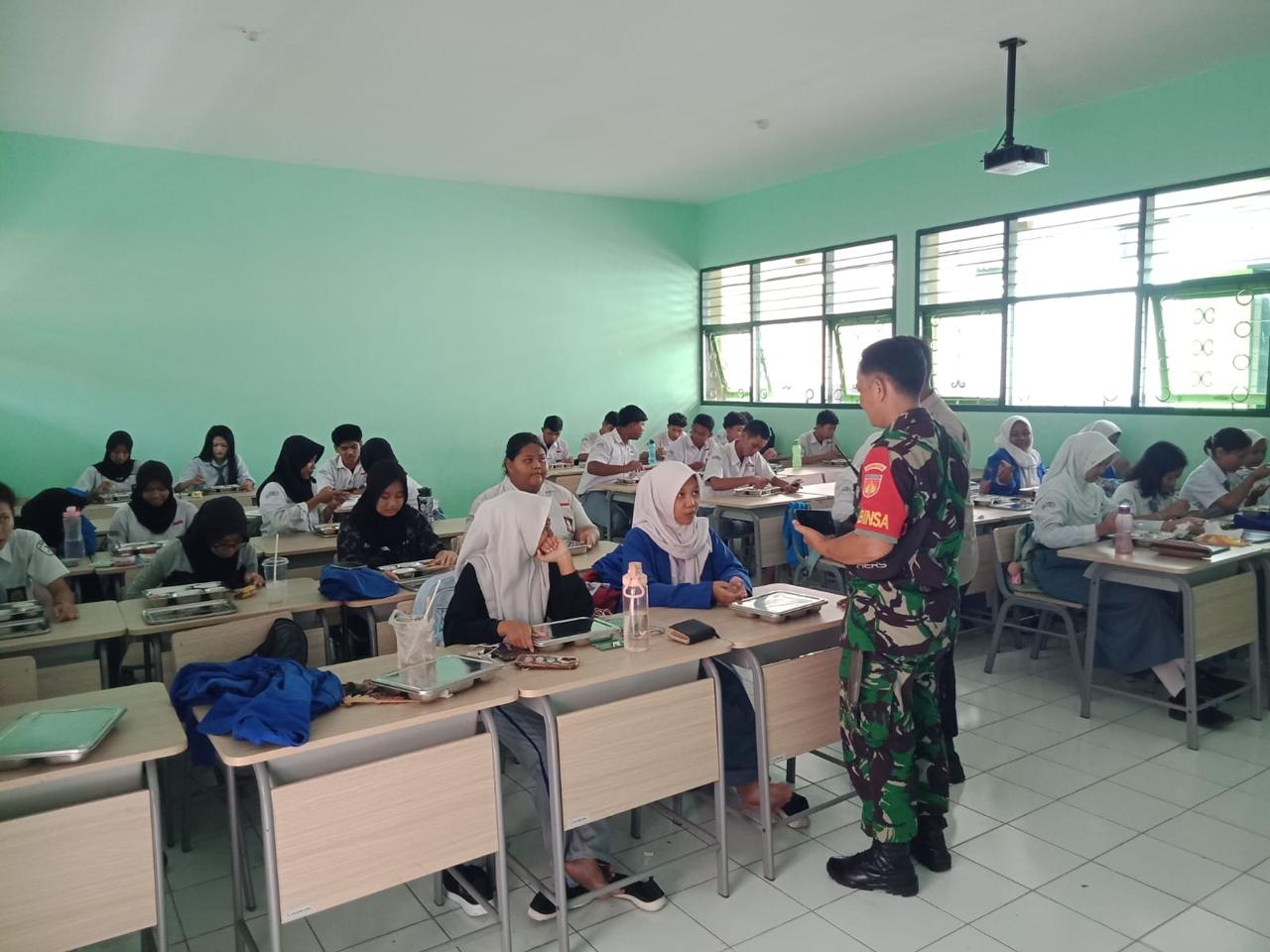 Peran Aktif Babinsa Kepatihan Wetan Terus Bantu Pendistribusian Makan Bergizi Gratis di SMKN 08/Surakarta