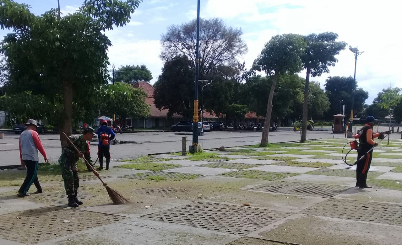 Kerja Bakti Dan Pembersihan Babinsa Keprabon Bersama Tim Saberling Menyasar Lapangan Pamedan Mangkunegaran
