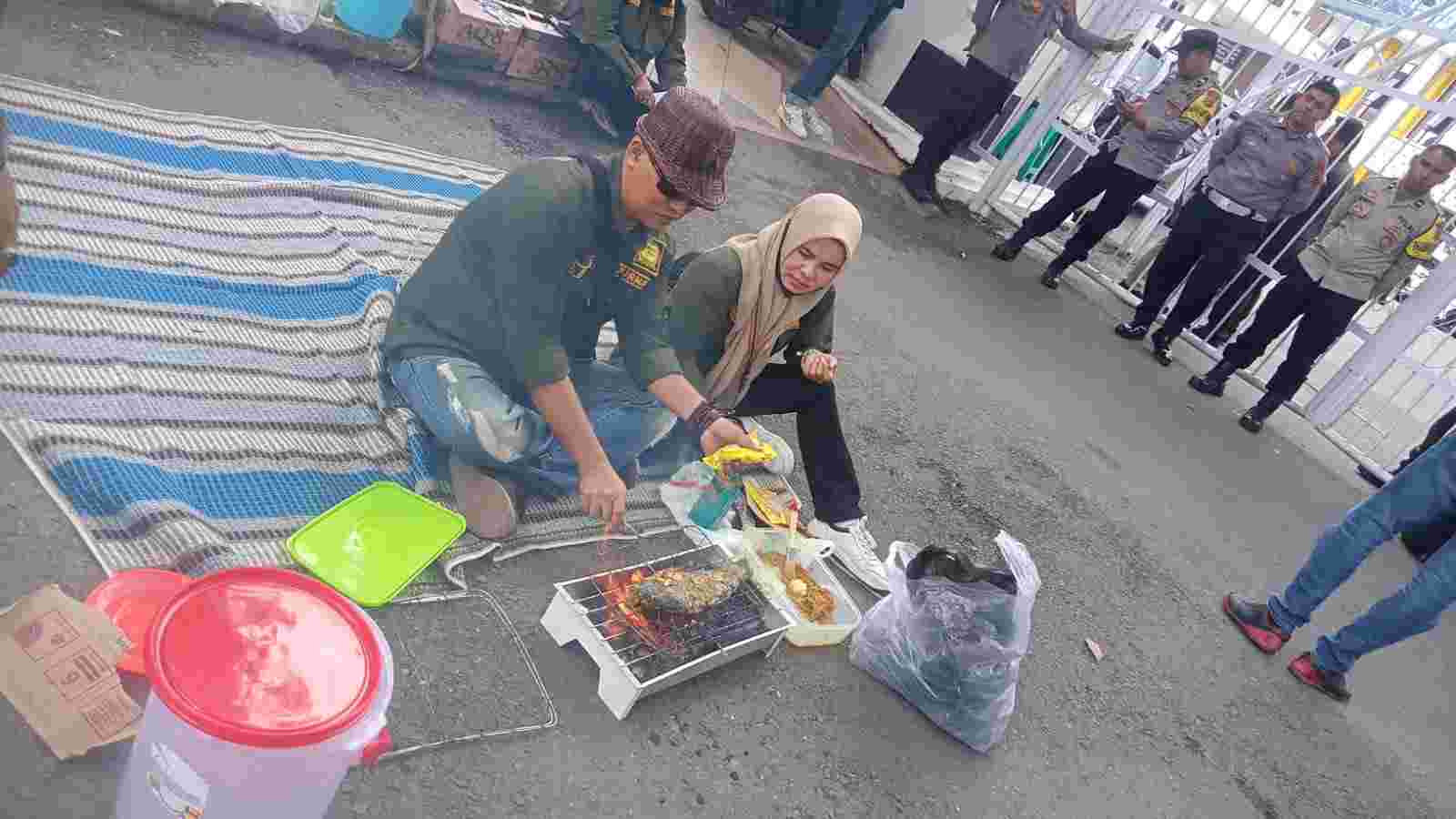 Piknik dan bakar ayam di depan gedung kejati jambi, bentuk protes awasi jambi terkait laporan dugaan korupsi kajian kembar terkesan mandat