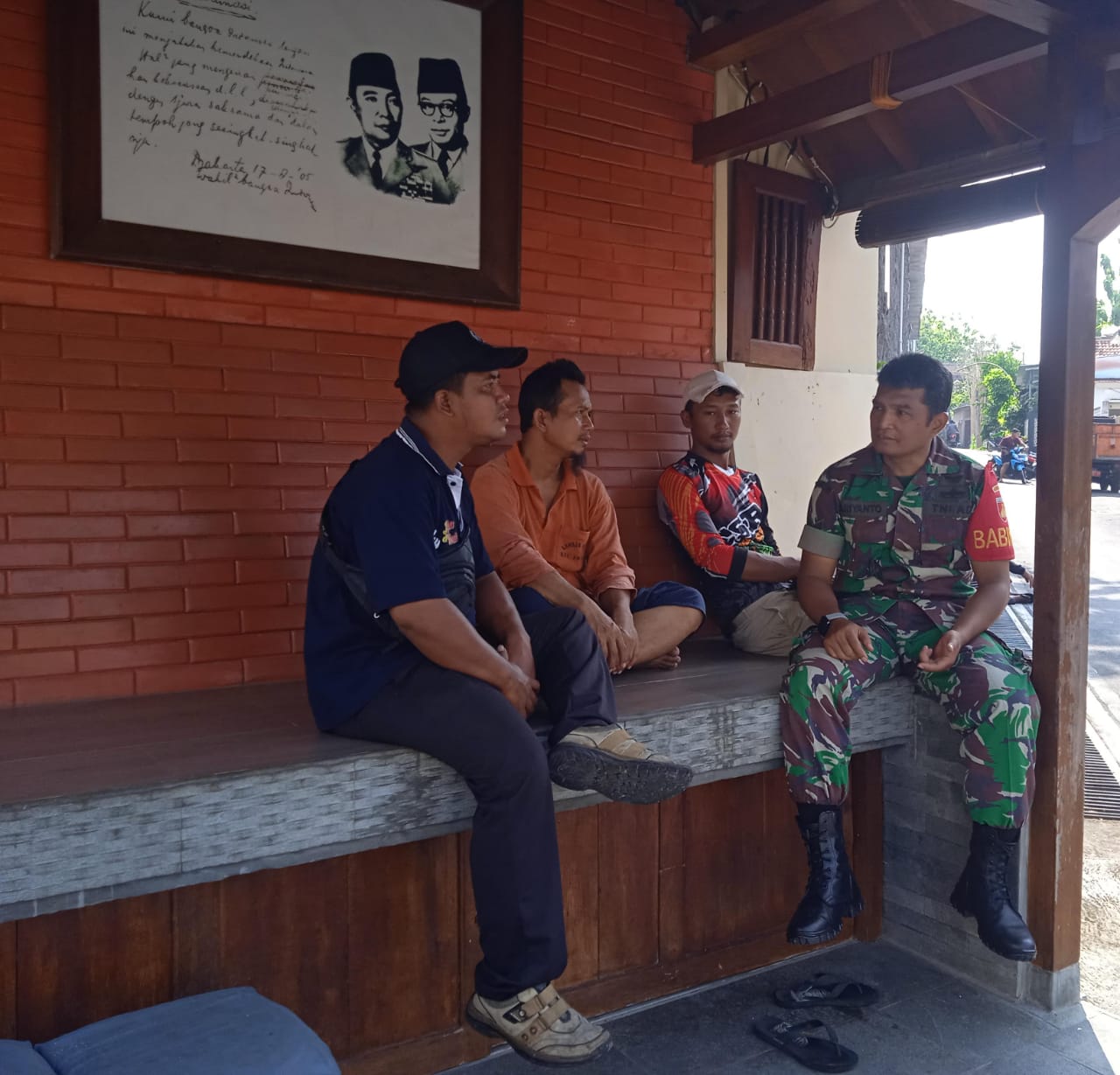 Babinsa Joglo Manfaatkan Pos Ronda Tuk Jalin Kedekatan Emosional Dengan Warga Binaannya