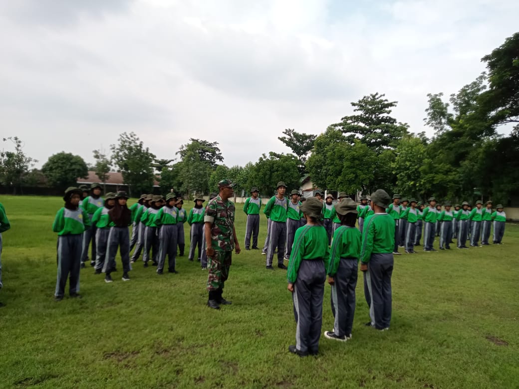 Koramil 02/Banjarsari Terjunkan Babinsa Latih Materi PBB Kepada Siswa-siswi SMK Mandala Bhakti Surakarta