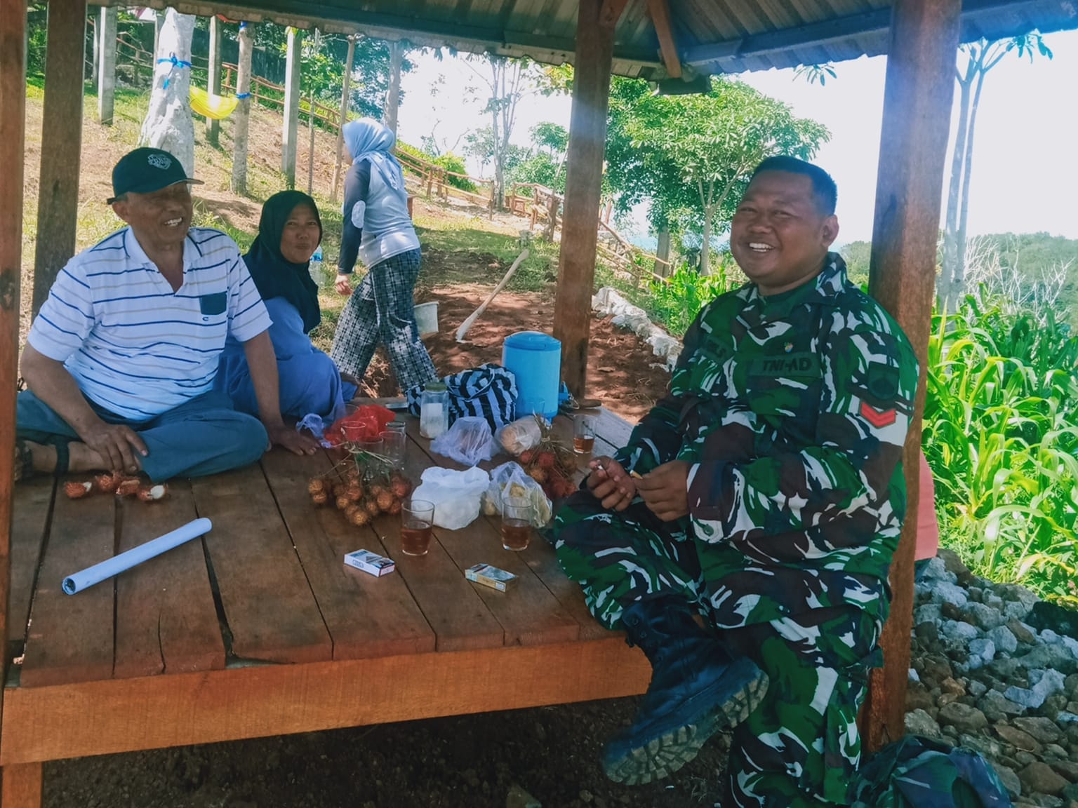 Babinsa Koramil 11/Dlingo Komsos Dengan Petani Pengelola Obyek Wisata Gunung Mungker