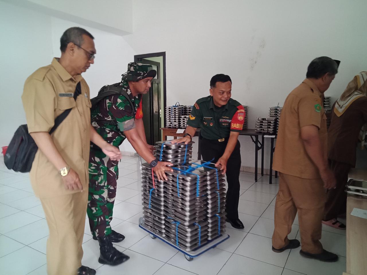 Babinsa Koramil 04/Jebres Terus Bantu Pendistribusian Makan Bergizi Gratis di SMKN 08/Surakarta