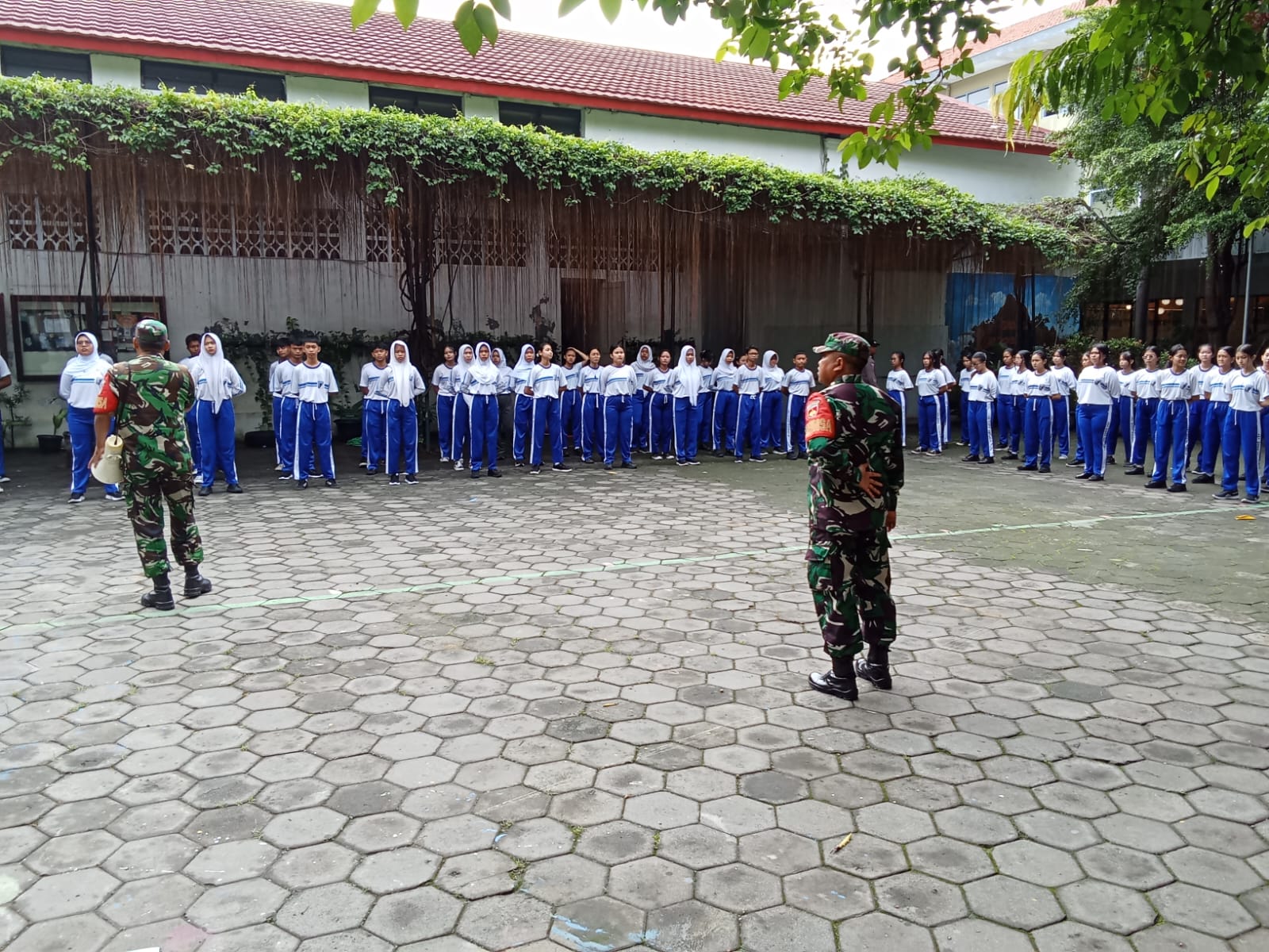 Tingkatkan Kedisiplinan Pelajar Babinsa Tegalharjo Berikan Pelatihan PBB di SMA WARGA