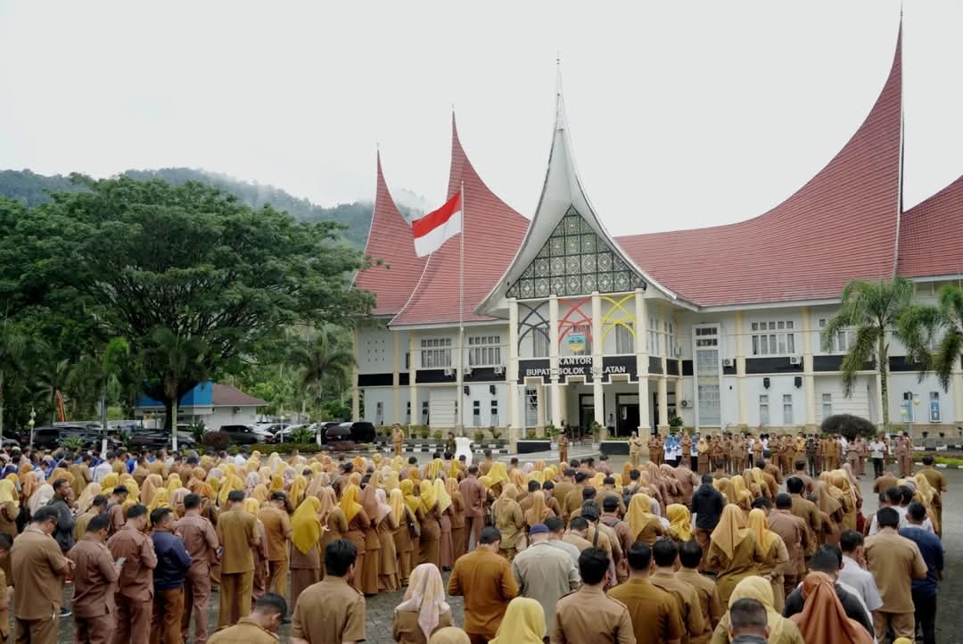 Apel Pagi ASN Solok Selatan: Bupati Berikan Dorongan Semangat dan Penghargaan untuk Kinerja Gemilang