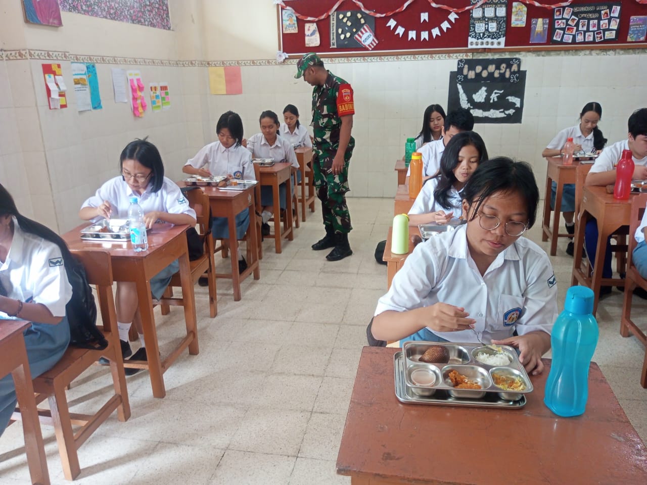 Tanpa Lelah, Babinsa Purwodiningratan Terus Lakukan Pendampingan Pendistribusian Makan Bergizi Gratis
