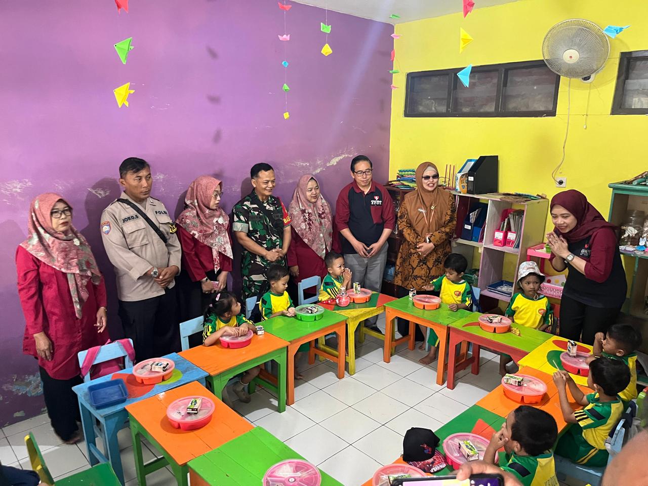 Babinsa Kepatihan Wetan Gandeng Bank Artha Graha Dalam Pemberian Bantuan MBG Kepada Anak-Anak PAUD Mawar Kencana