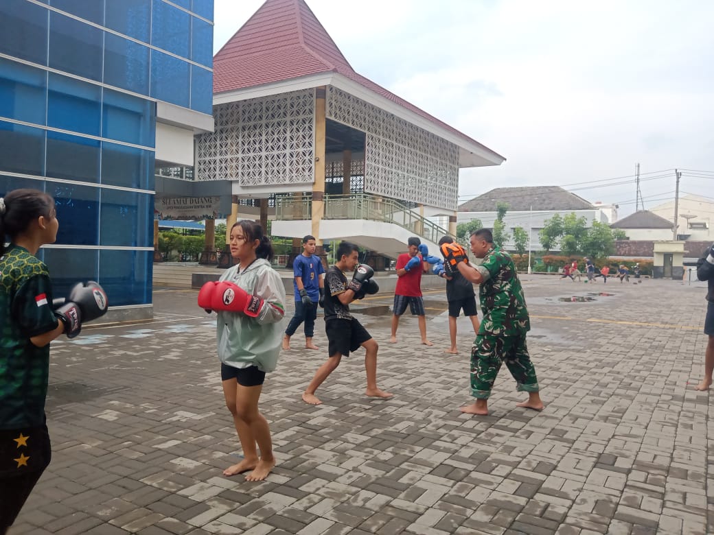 Dorong Prestasi Olahraga Tinju, Batuud Koramil 05/Pasar Kliwon Berikan Pelatihan Kepada Generasi Muda
