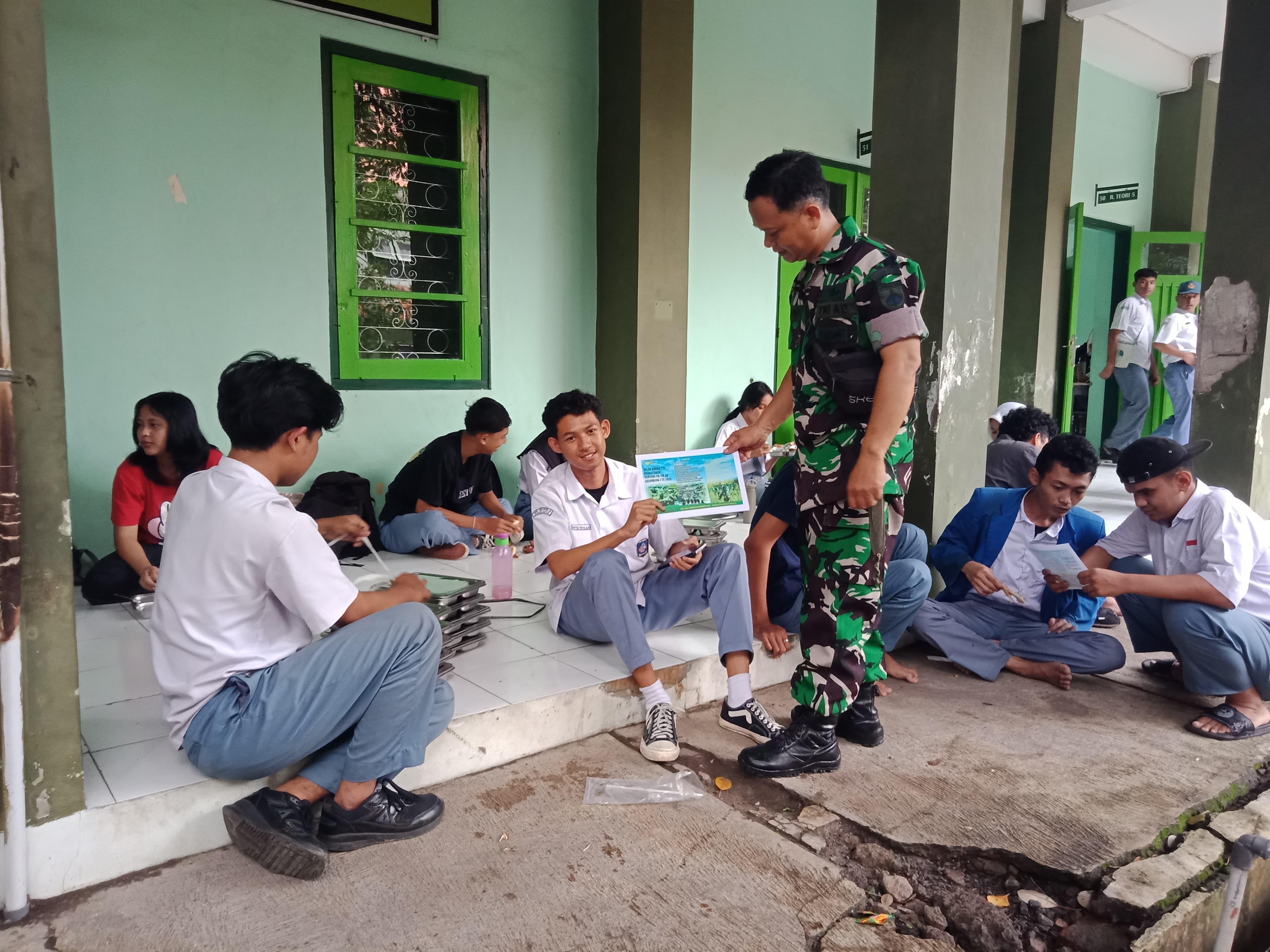 Disela-sela Waktu Bantu Pendistribusian MBG, Babinsa Kepatihan Wetan Sosialisasikan Rekrutmen Pendaftaran TNI AD Bagi Siswa-Siswi SMKN 08/Surakarta