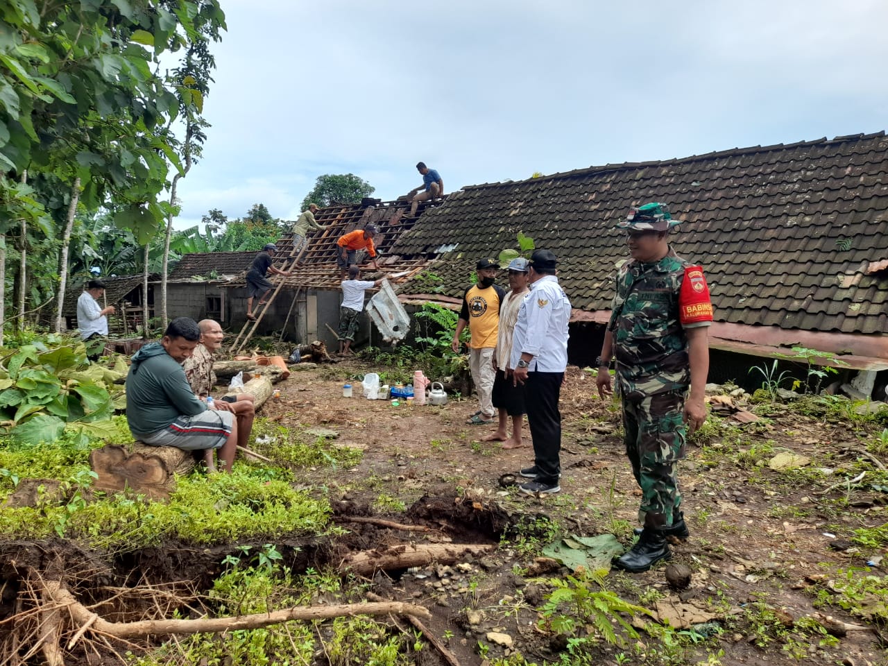 Babinsa Koramil 01 Wonosari Ikut Gotong-royong Perbaiki Atap Rumah Warga.