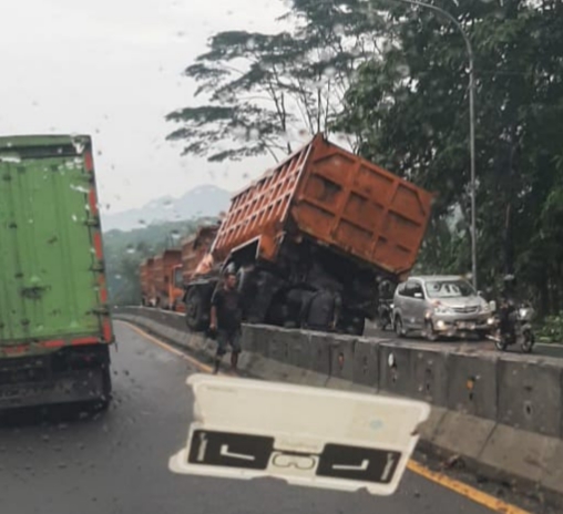 Truk Tronton Alami Kecelakaan Tunggal di Krincing Secang Diduga Sopir Mengantuk.