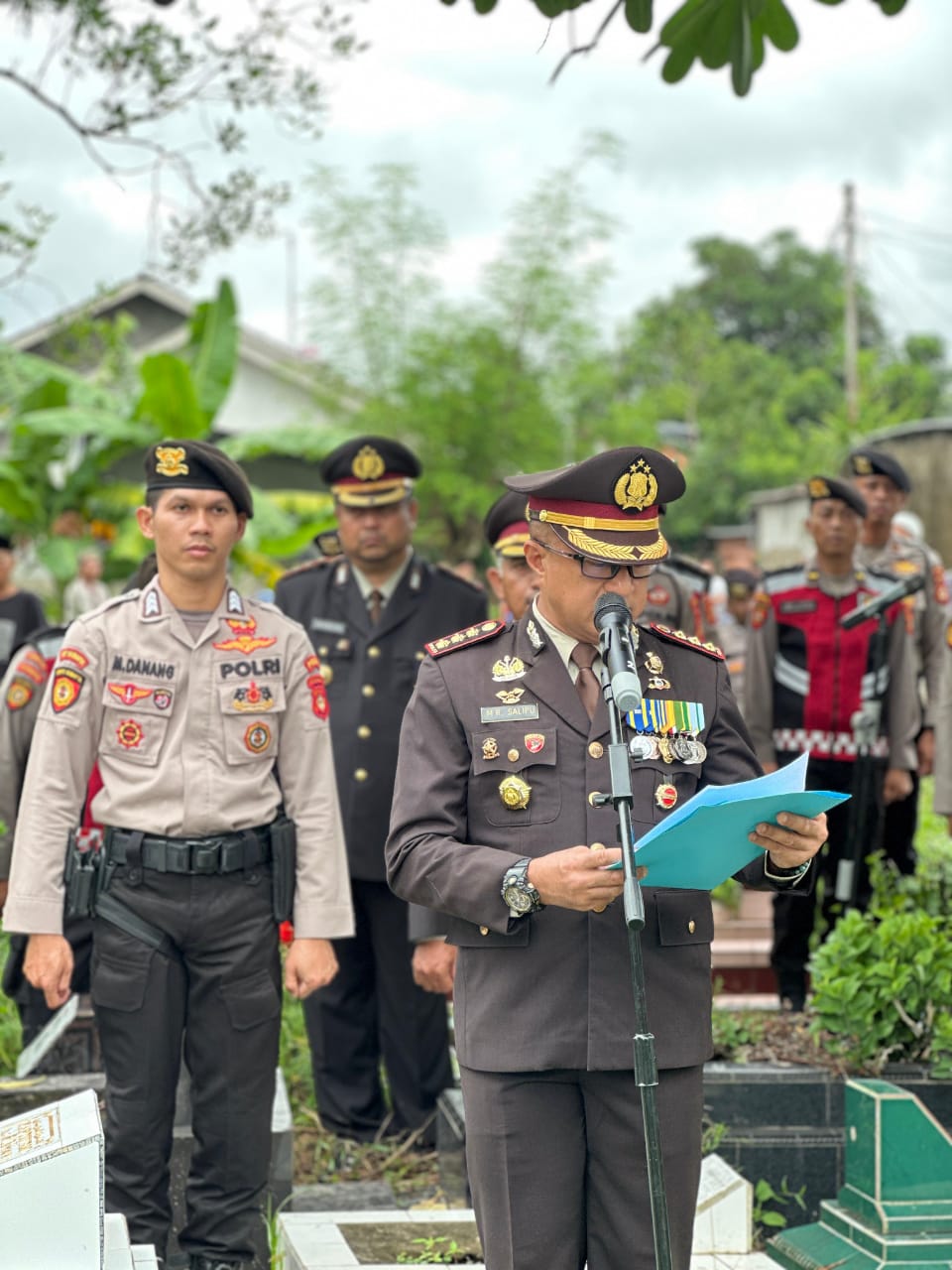 Direktur Samapta Polda Sumsel Kombes Pol Mohammad Rendra Salipu,Sik,Msi. Menjadi Inspektur Upacara Pemakaman Almarhum Bripka Yana Hadiyana.