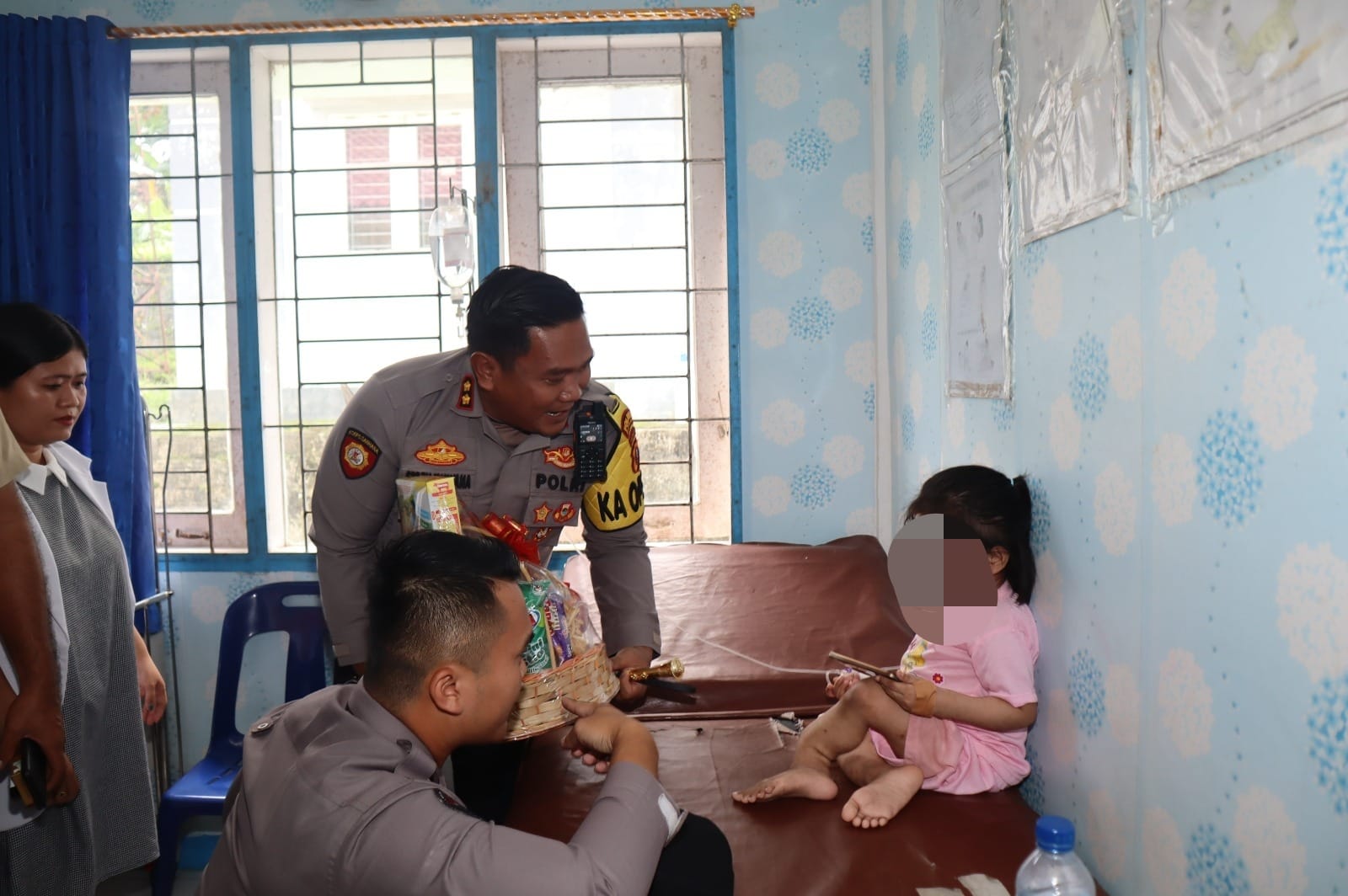 Kapolres Nisel Berikan Bingkisan Kepada Korban Kekerasan