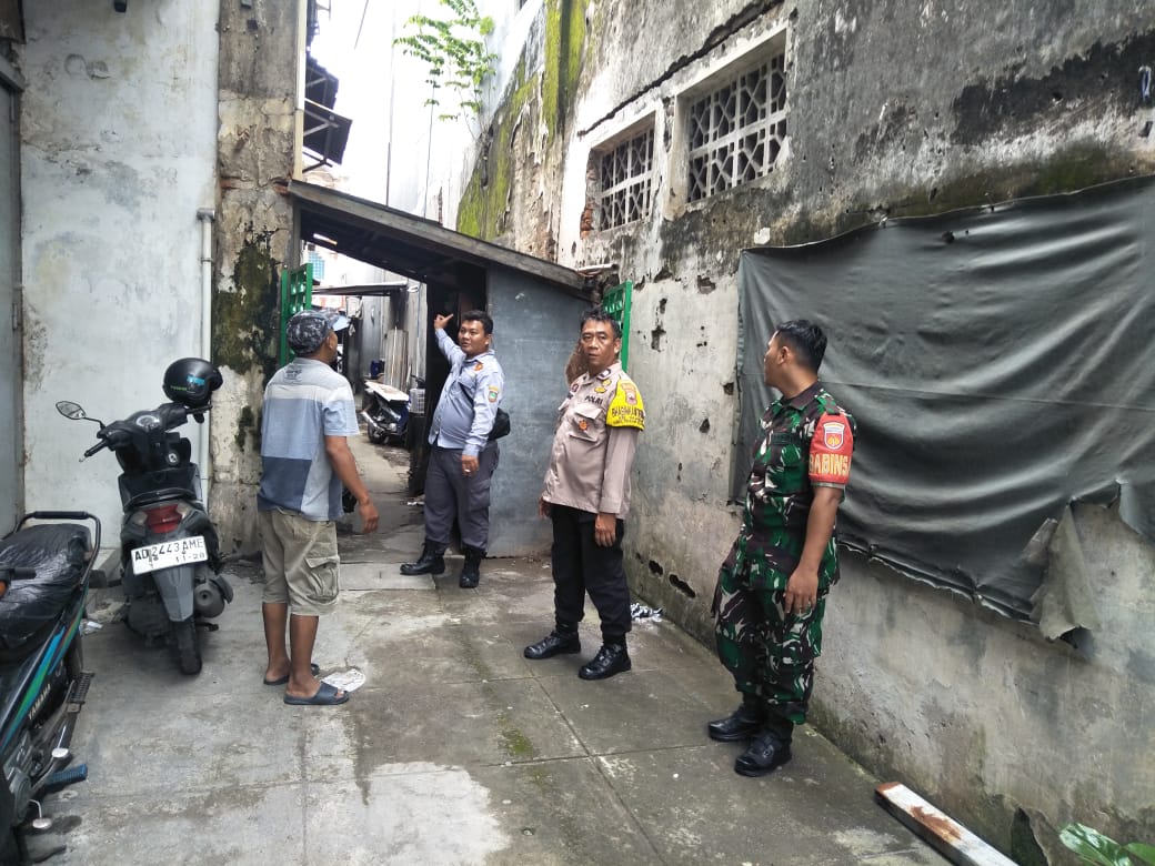 Babinsa Gajahan Bersama Bhabinkamtibmas Cek Aduan Warga