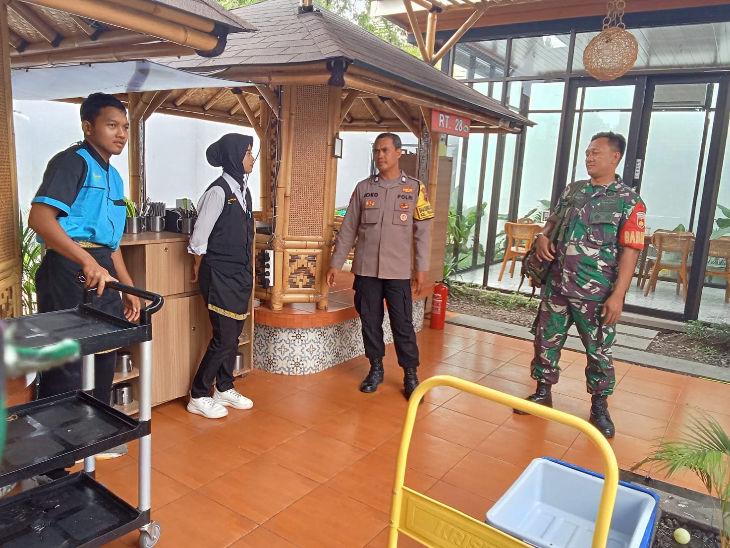 Jaga Keamanan Wilayah Saat Libur Bersama, Babinsa Tegalharjo Patroli Dan Sambangi Tempat Keramaian