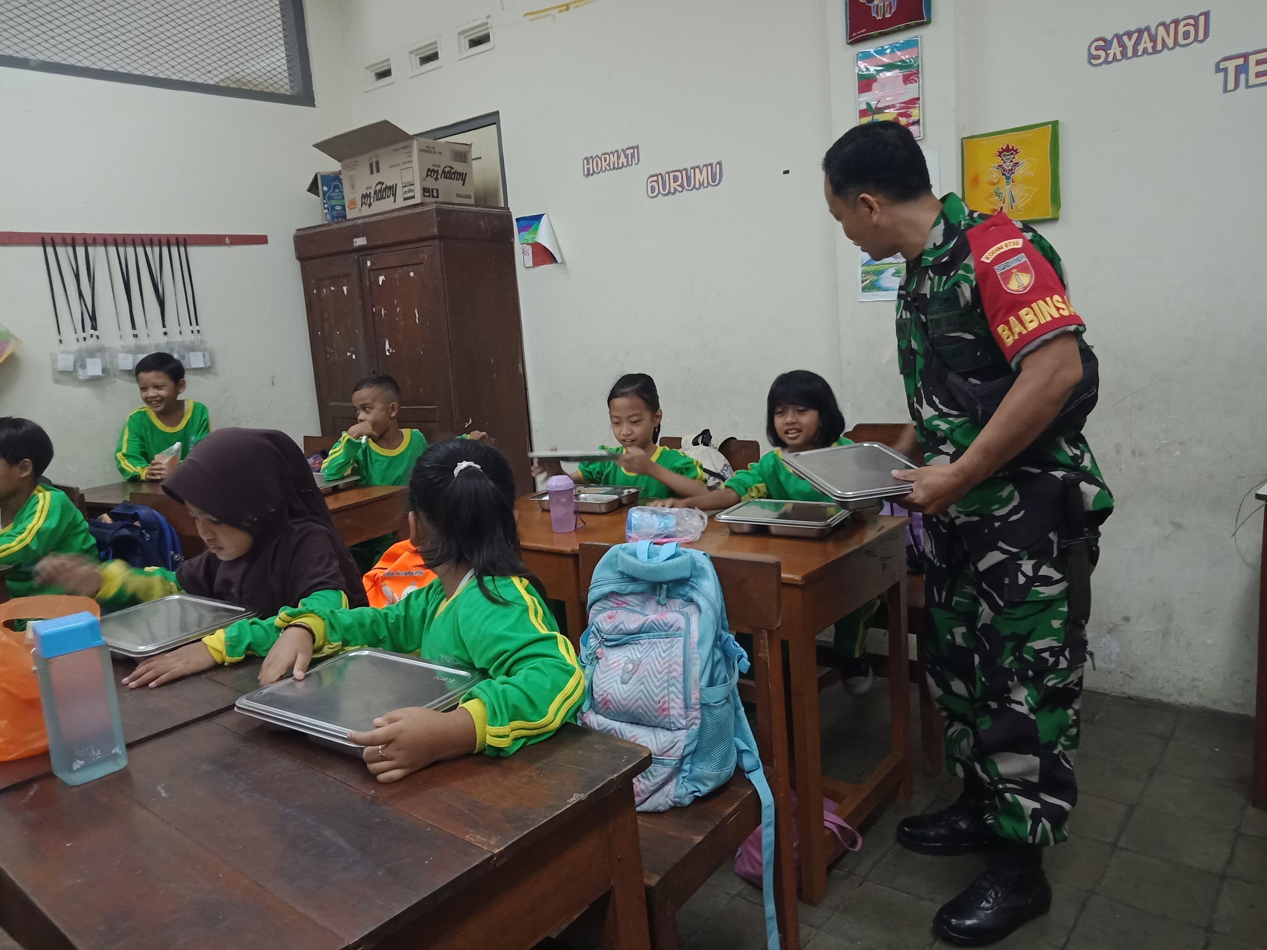 Cuci Tangan, Sebelum Makan” Pesan Babinsa Kepatihan Wetan Dalam Bantu Pendistribusian Makan Bergizi di SDN Kepatihan