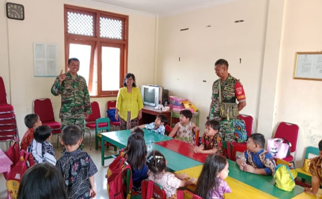 Kunjungi Paud Putra Pertiwi, Babinsa Gilingan Tanamkan Semangat Belajar Sejak Usia Dini