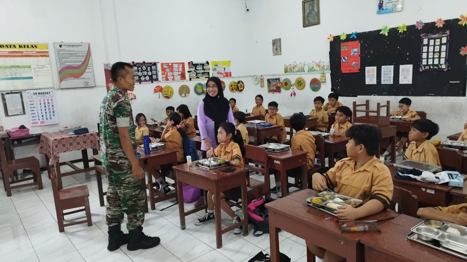 Peran Aktif Babinsa Sudiroprajan Bantu Pendistribusian Makanan Bergizi Gratis di Wilayah Binaannya