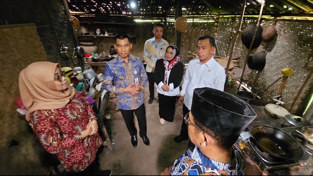 Bupati Gunungkidul H Sunaryanto Mendampingi Mentri BKKBN Wihaji Mengunjungi Wilayah Kalurahan Karang Asem