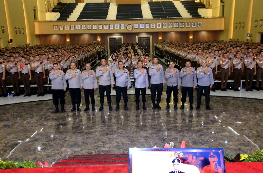 Kadivhumas Berikan Pin Brivet Kepada 10 Taruna Akpol Dengan Nilai Sertifikasi Kehumasan Terbaik