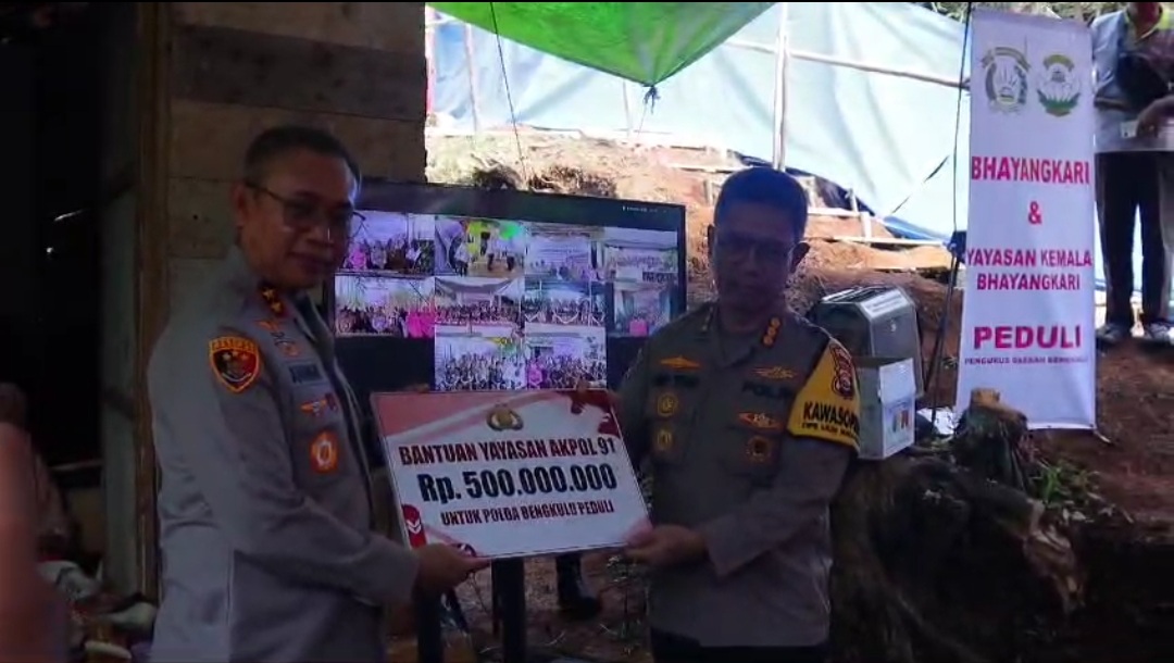Dukungan Alumni Akpol 91 Batalyon Bhara Daksa, Polda Bengkulu Tebar Kebahagiaan di Akhir Tahun Belasan Rumah Direnovasi, Ribuan Paket Sembako Dibagikan