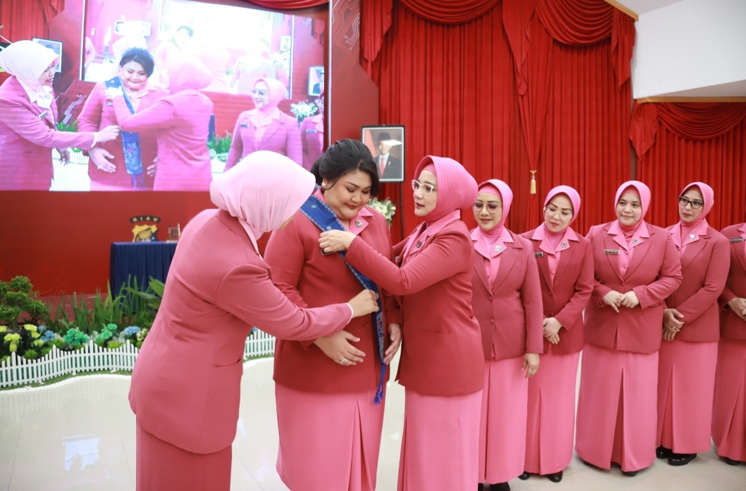 Serah Terima Jabatan Wakil Ketua Bhayangkari Daerah Riau Diselimuti Rasa Haru