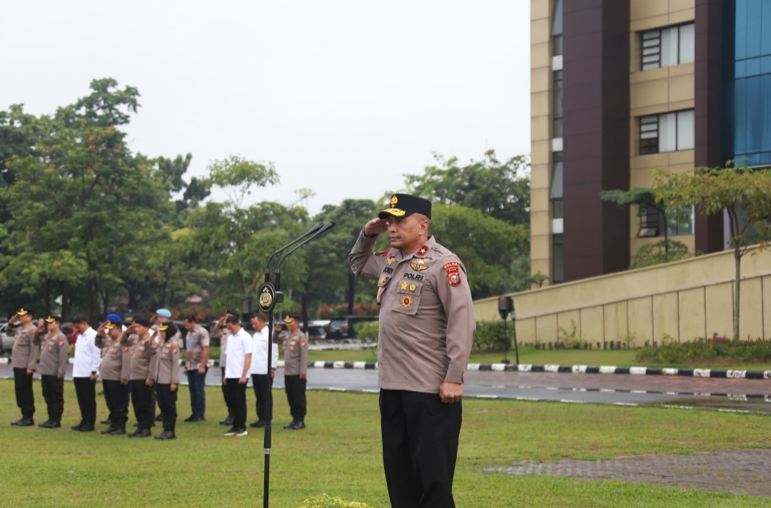 Wakapolda Riau Pimpin Upacara Bendera Hari Kesadaran Nasional di Mapolda Riau