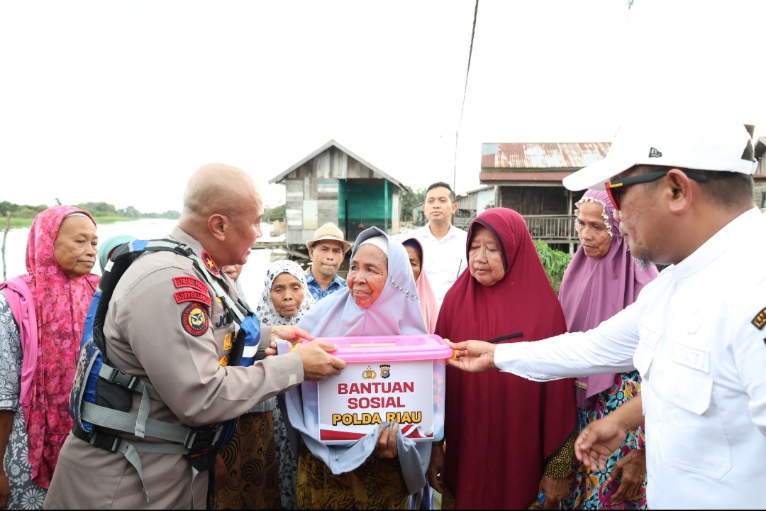 Tinjau Korban Banjir di Desa Kuala Terusan, Wakapolda Riau Serahkan Ratusan Paket Sembako