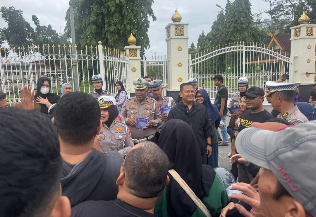 Sembari Olahraga Pagi Dirlantas Polda Riau Sapa Pengunjung CFD Pekanbaru & Bagikan Helm SNI