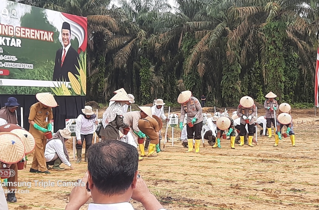 Kapolda Riau Pimpin Penanaman Jagung Serentak Dalam Rangka Ketahanan Pangan di Provinsi Riau