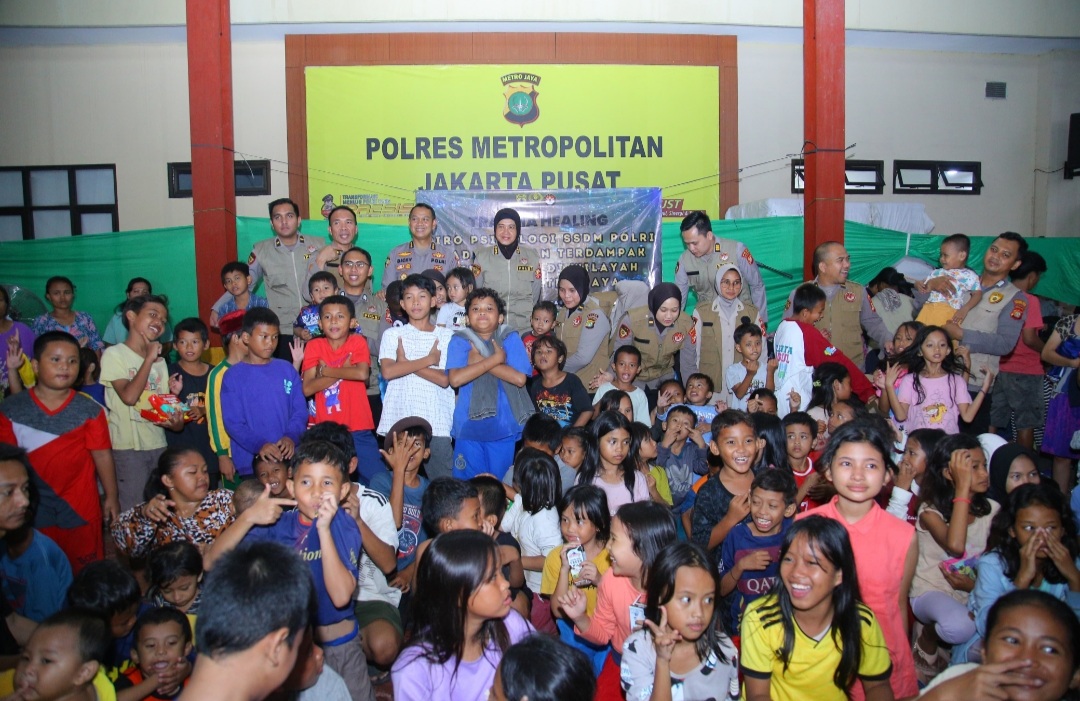 Polri Dirikan Dapur Lapangan dan Gelar Trauma Healing untuk Korban Kebakaran di Kebon Kosong