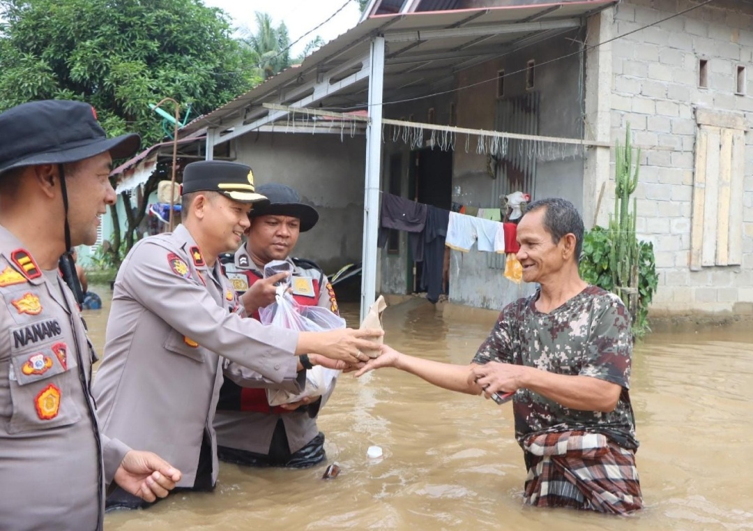 Polres Rokan Hulu Salurkan Bantuan Sembako dan Nasi Bungkus bagi Warga Terdampak Banjir