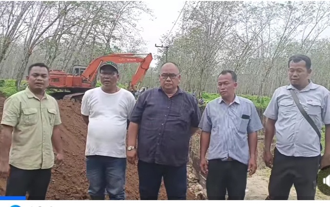 Tinjau Jalan Longsor Aek Tarum, Renol Sinaga DPRD Asahan ; Kita Upayakan Secepatnya Jalan Putus Bisa Kembali Dilintasi Warga