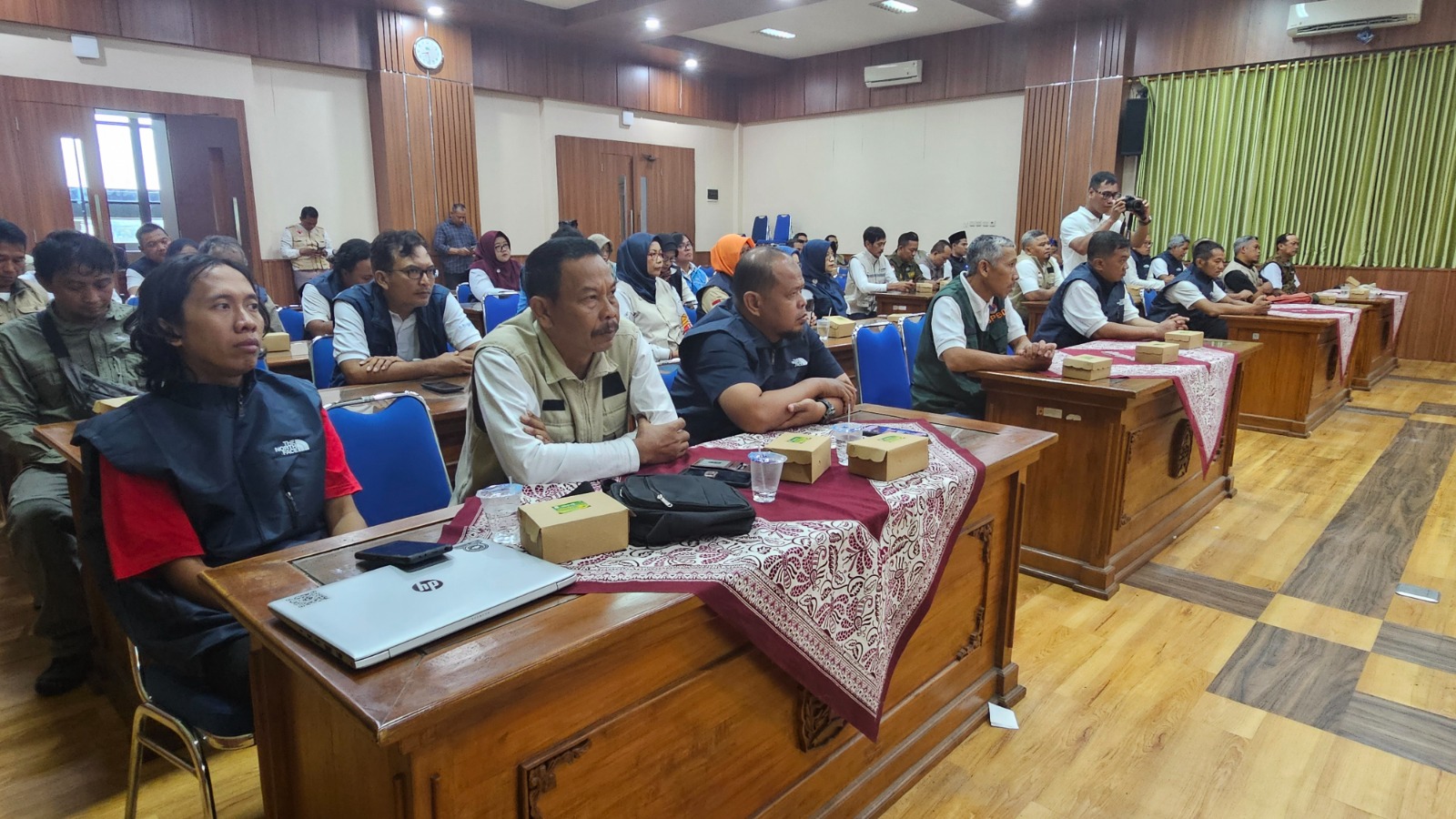 Bupati mengukuhkan Pengurus Forum Pengurangan Risiko Bencana