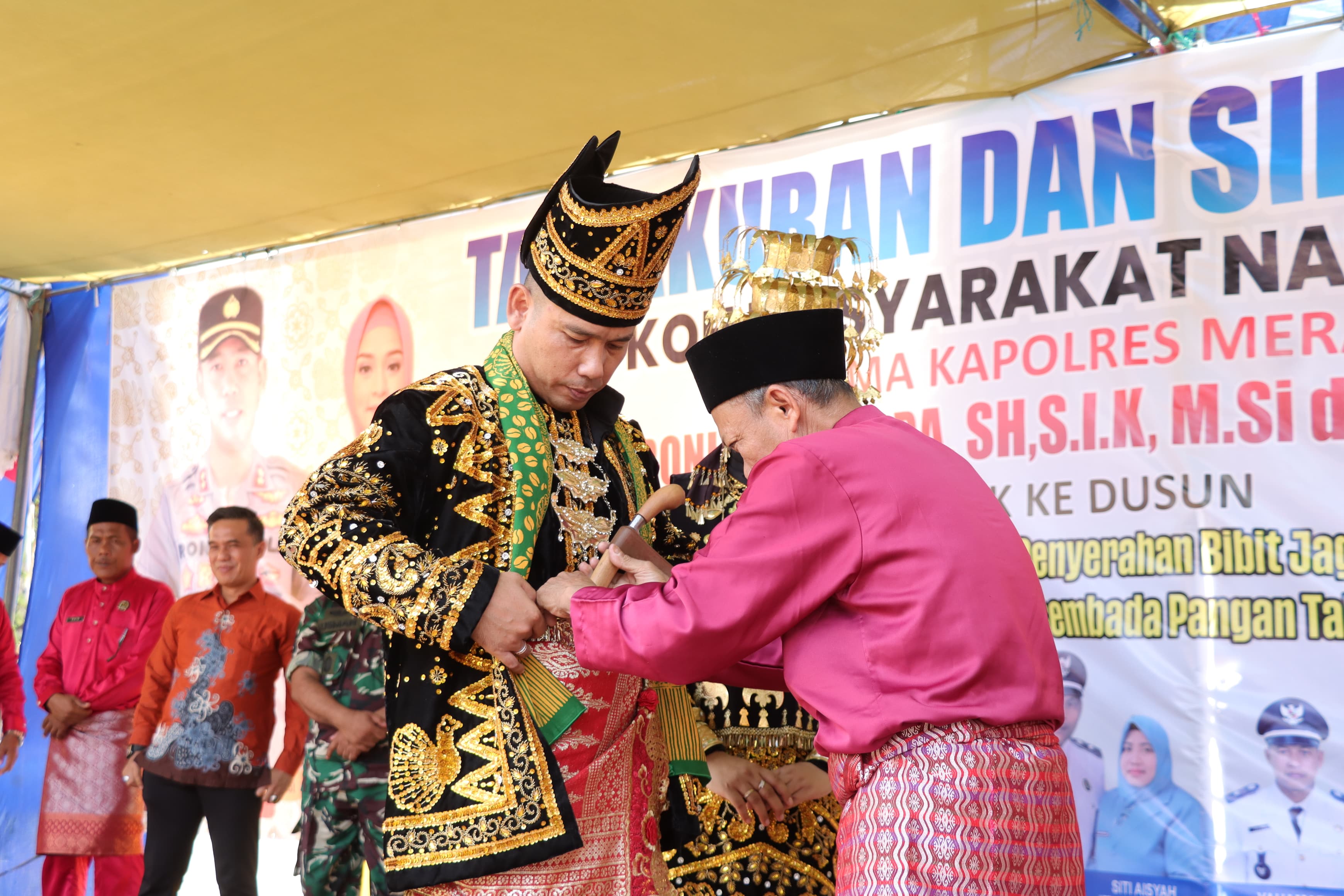 Silaturrahmi Bersama Tokoh Masyarakat Se kecamatan Nalo Tantan, Kapolres Merangin Mendapat Penganugrahan Penyematan Gelar Kehormatan Adat