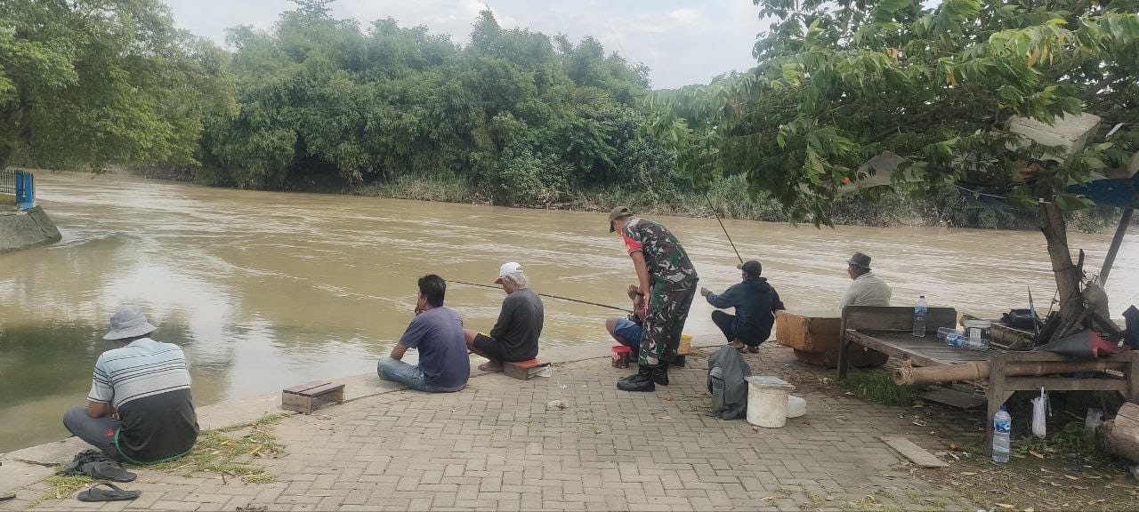 Antisipasi Bencana Banjir, Babinsa Kelurahan Sangkrah Pantau Debit Air Sungai Bengawan Solo