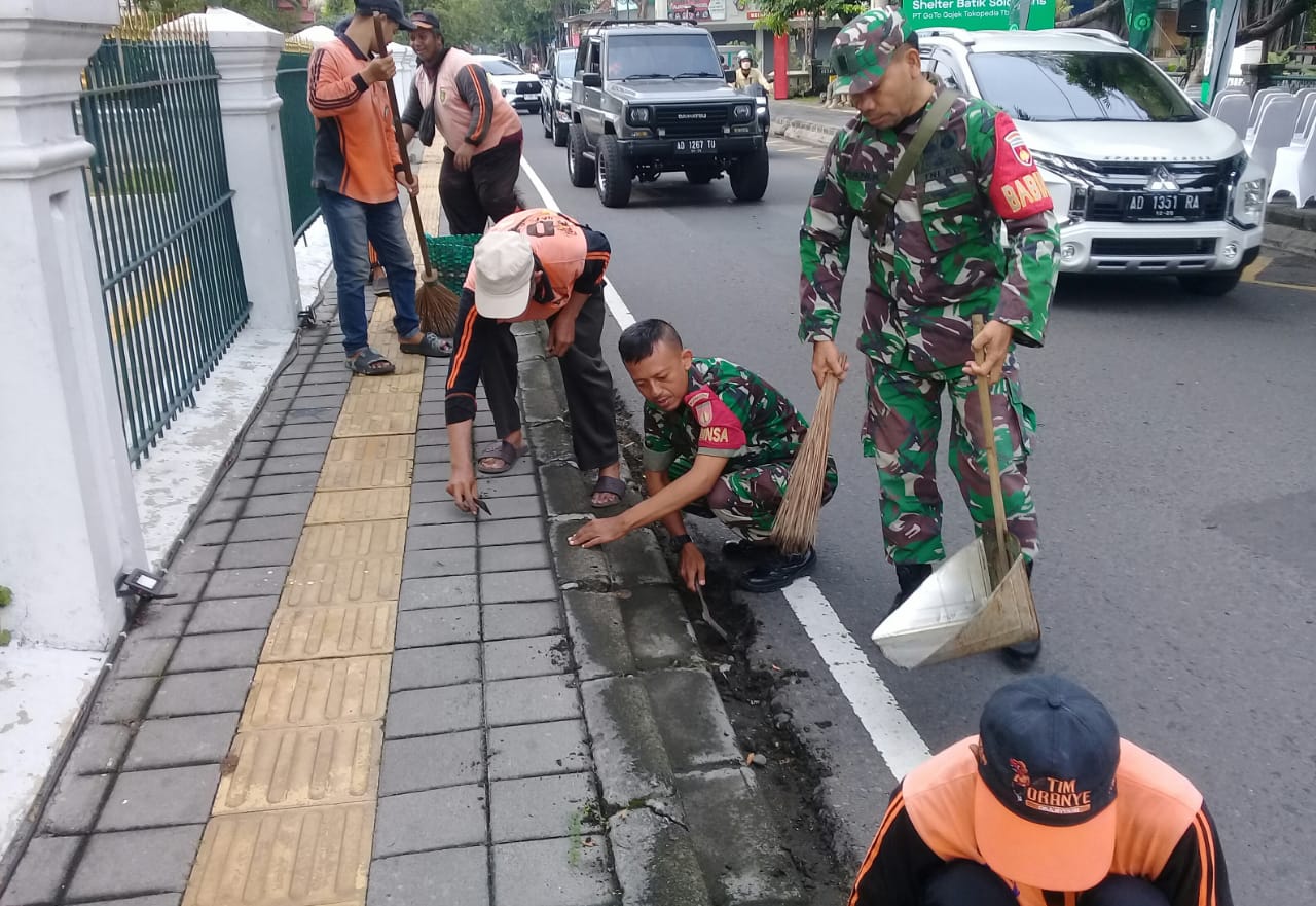 Sepanjang Jalan R.A Kartini Tak Luput Dari Sasaran Pembersihan Lingkungan Babinsa Keprabon Bersama Tim Saberling