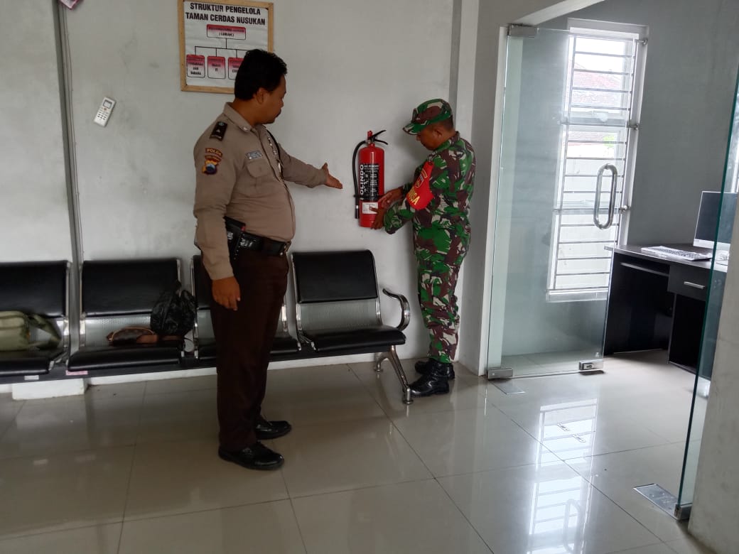 Antisipasi Bahaya Kebakaran, Babinsa Nusukan Bersama Security Rutin Cek Alat Pemadam Api Ringan(APAR)