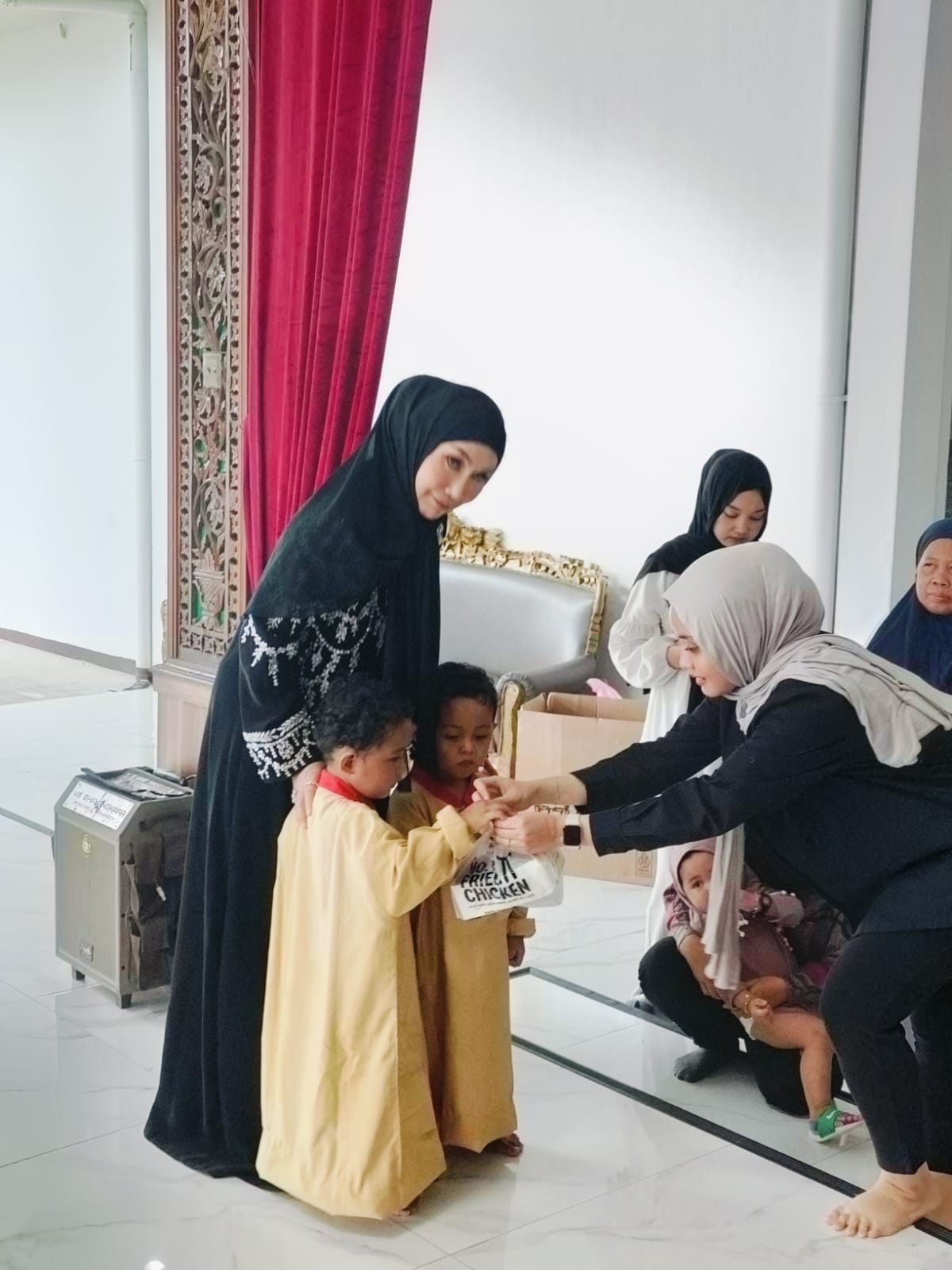 Polda Sumsel dan Ketua Bhayangkari Berikan Santunan Anak Yatim Piatu.