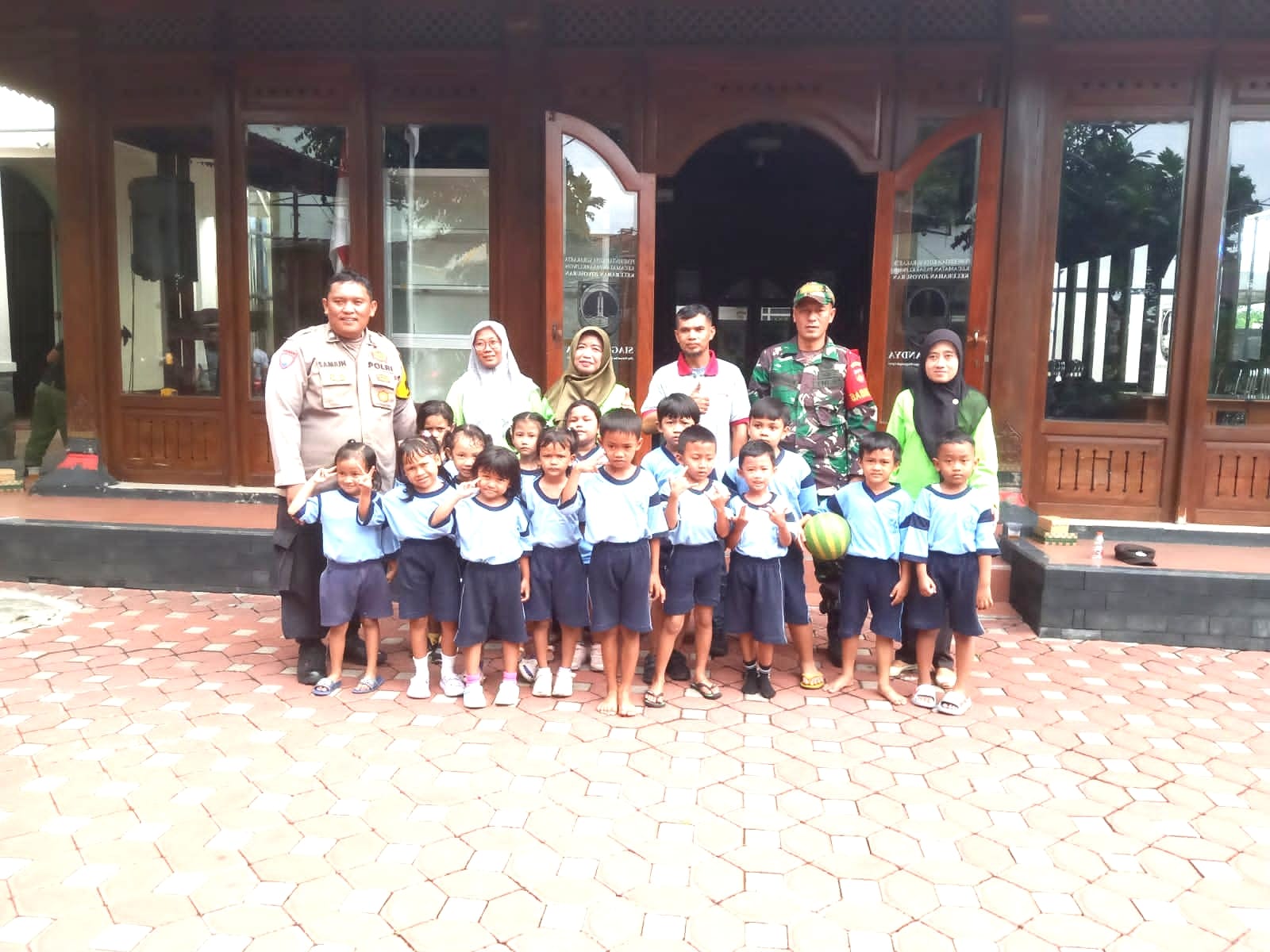Babinsa Joyosuran Berikan Motivasi Anak-Anak TK Indria Jaya Agar Semangat Dan Rajin Belajar