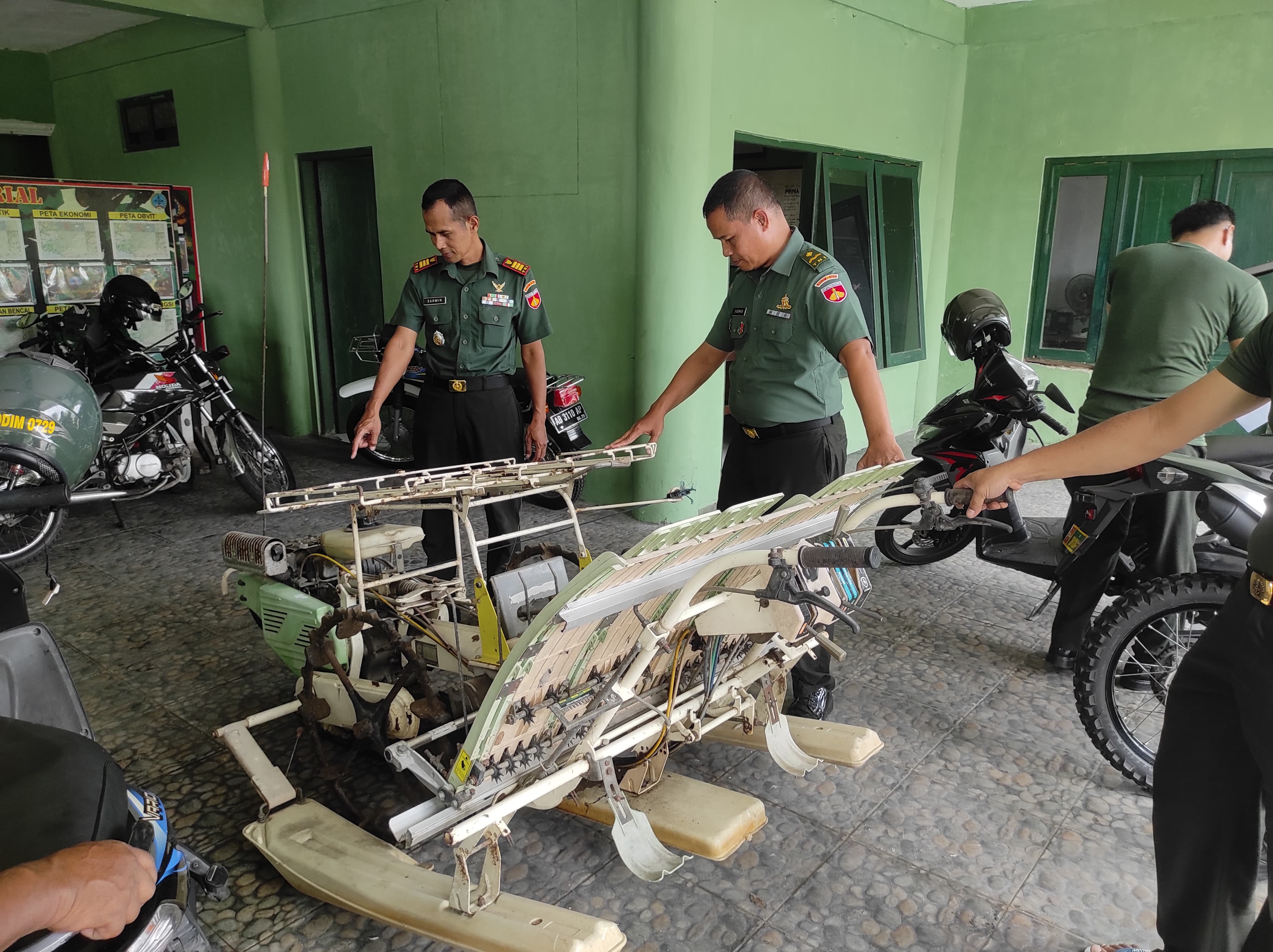 Letkol Inf Muhidin, Dandim 0729 Bantul Pinjamkan Alat Transplanter Padi  kepada Kelompok Tani Linpat Karangmojo