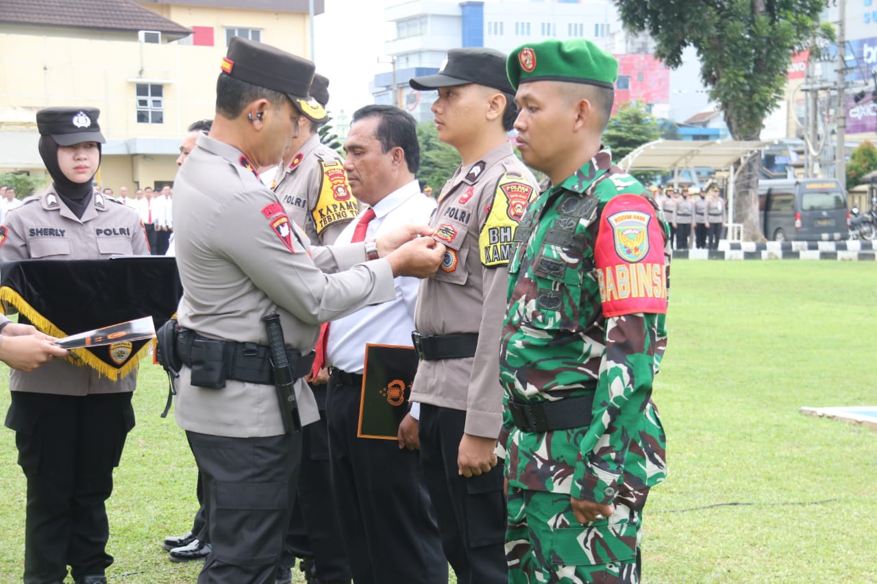 Wakapolda Sumsel Pimpin Apel Pagi Berikan Pin Emas dan Perunggu Kepada Personel Berprestasi.