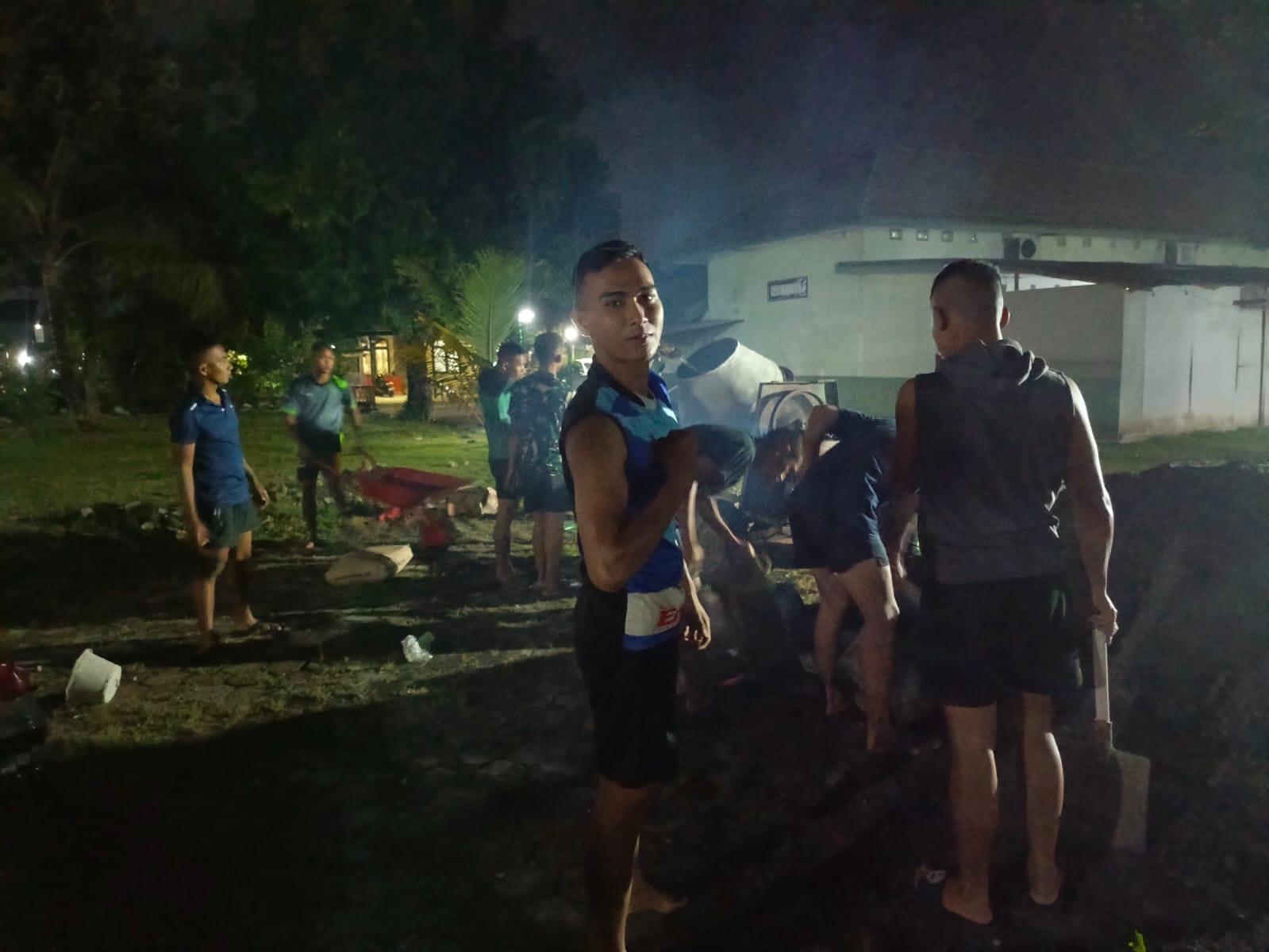 Prajurit kompi C Batalyon 403 W/P di luar jam dinas gotong royong membuat parkiran dengan anggara swadaya anggota