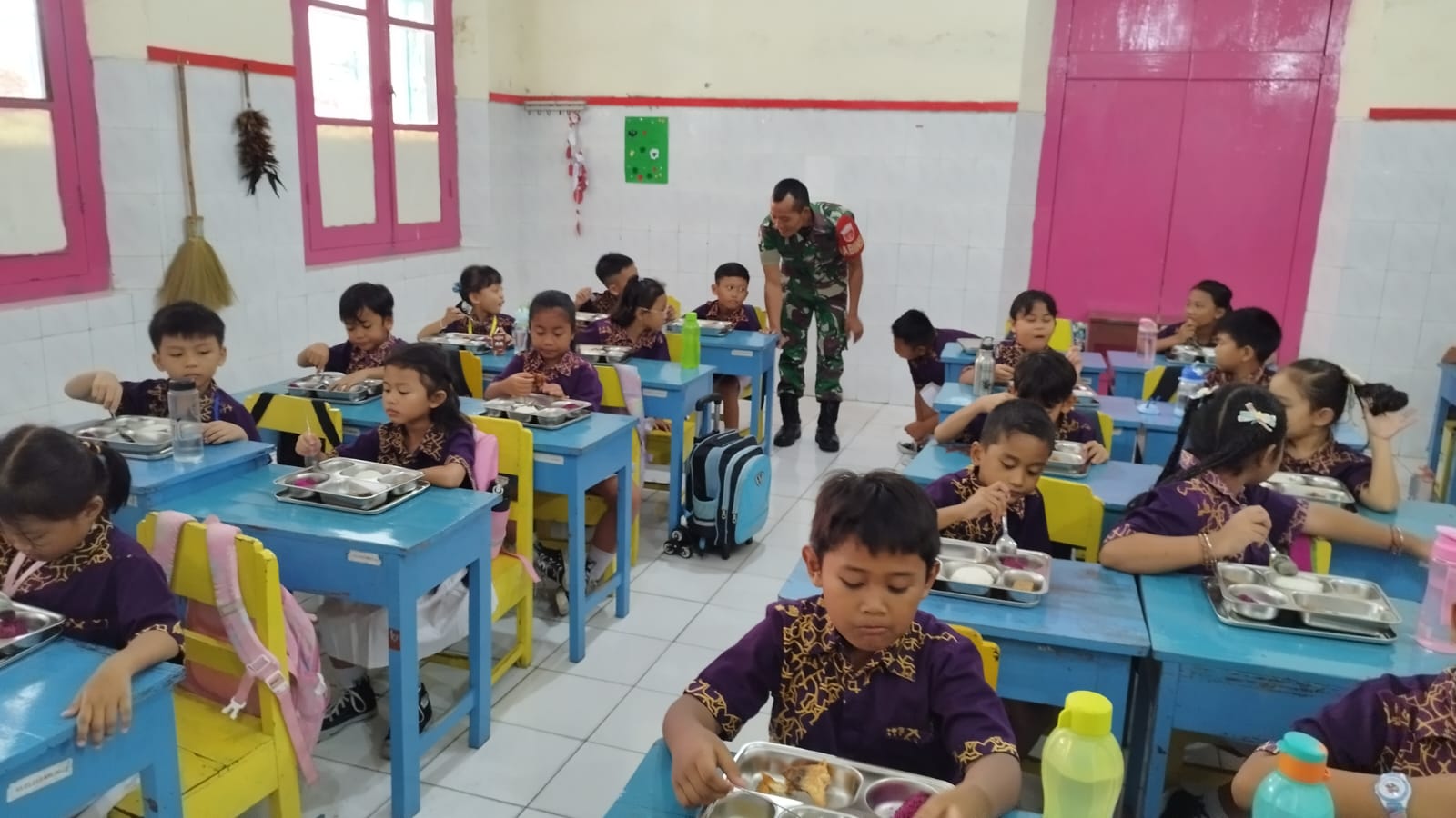 Babinsa Sudiroprajan, Siap Dukung Penuh Program Makan Bergizi Gratis Dari Pemerintah Untuk Negeri